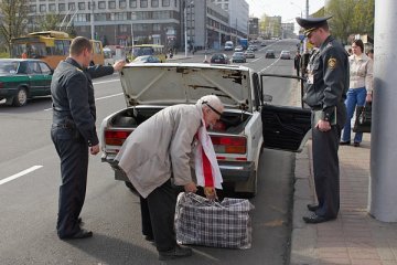 Барыс Хамайда і Сяргей Каваленка былі затрыманыя бад час жалобнай акцыі ў цэнтры Віцебска. Фота Сержука Серабро
