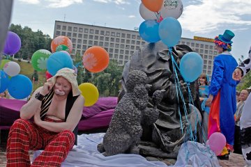 Торжественное октрытие скульптурной композиции «Уличный клоун». Витебск. Фото Сергея Серебро