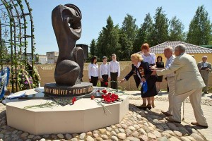 В Тулово открыли памятник узникам витебского гетто. Фото Сергея Серебро