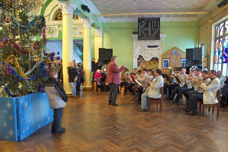 В фойе культурно-делового центра «Первомайский» играет оркестр. Фото Сергея Серебро
