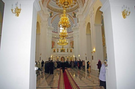 В Успенском соборе впервые отслужили литургию и звонили на двух колокольнях. Фото Екатерины Штинниковой