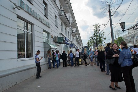Паника у банкоматов докатилась до Витебска. Фото Сергея Серебро