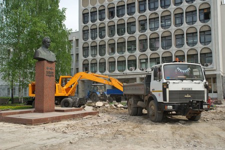 У памятника Машерову снова снимают гранит. Фото Сергея Серебро