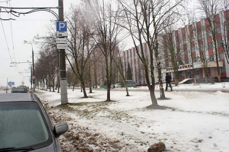 Неэксплуатируемая платная парковка на улице Терешковой у поликлиники №1. Фото Сергея Серебро