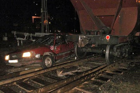 Пастор на автомобиле попал под поезд и остался жив. Фото МЧС