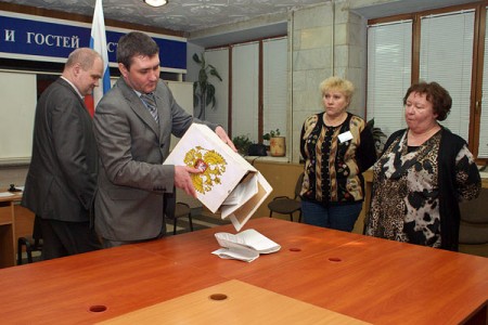 Члены избирательной комиссии высыпают выездную урну. Фото Сергея Серебро