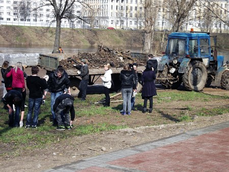 На субботнике 21 апреля 2012 года в парке Победителей. Фото Яны Ильиной.