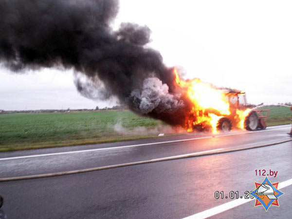 20 сентября на автодороге возле деревни Новка Витебского района загорелся трактор. Фото МЧС