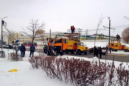 В Витебске самосвал врезался в столб и оборвал троллейбусную линию. Фото @nafnaf_3