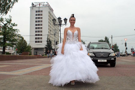 Парад невест в Витебске во время празднования Дня города. Фото Сергея Серебро