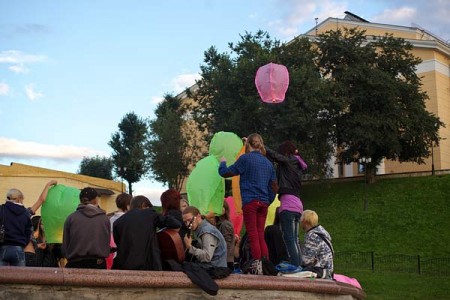 Поклонники группы «Король и Шут» в Витебске запустили небесные фонарики в память Михаила Горшенёва. Фото Сергея Серебро