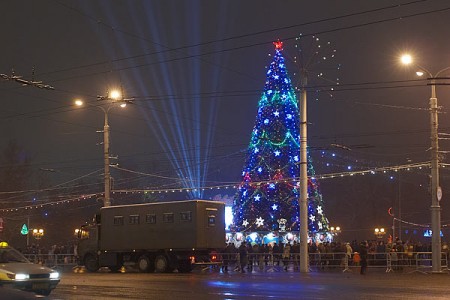 На новогодней елке в Витебске милиция будет контролировать поведение граждан с помощью видеокамер. Архивное фото Сергея Серебро (2008 год)