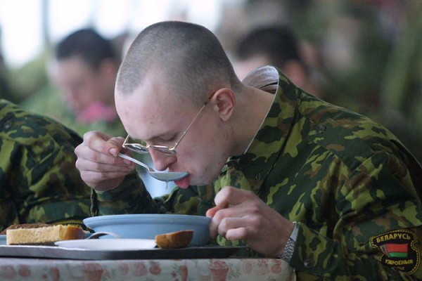 Солдаы белорусской армии на обеде. Фото bymedia.net