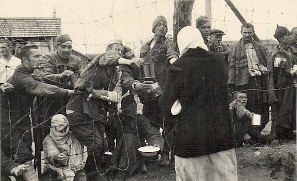 Советские военнопленные в Витебске. 1941 год. Фото из архива ННВ