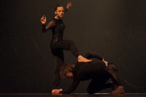 Пьесу «…and Blue» от «Fine 5 dance theatre». Фото Сергея Серебро