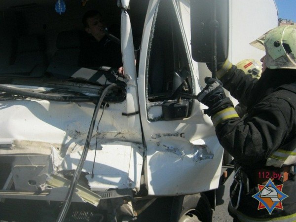 В Полоцке столкнулись два грузовика, одного из водителей деблокировали спасатели. Фото МЧС