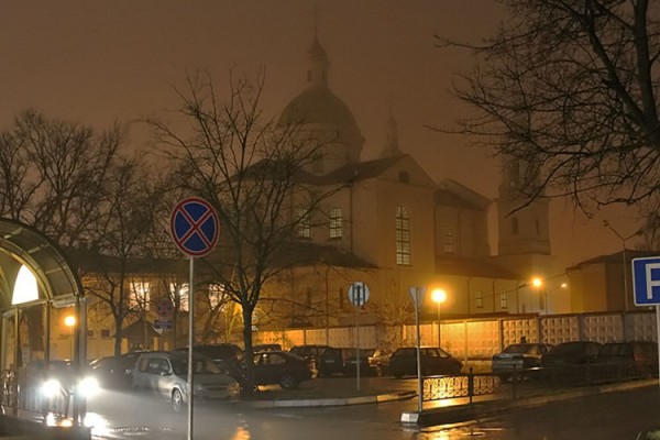 В пятницу Витебск накрыло туманами. Фото Юрия Шепелева