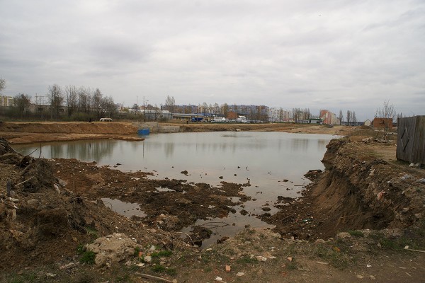 Затоплен участок строительства продолжения проспекта Строителей в Билево. Фото Сергея Серебро