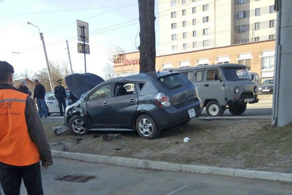 5 апреля в 14:40 в районе дома №47 на улице Лазо в Витебске 53-летний водитель «Pontiac» потерял сознание за рулем. Фото Андрей Безенов / vk.com/typical_vitebsk