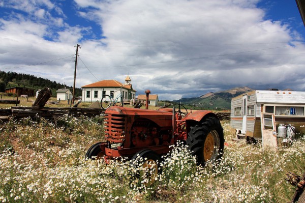 Старый трактор, деревня, цветы. Фото tmcsparron / pixabay.com