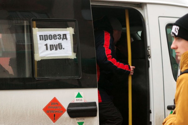 В Витебске подорожал проезд маршрутках, теперь билет стоит 1 рубль. Фото Сергея Серебро