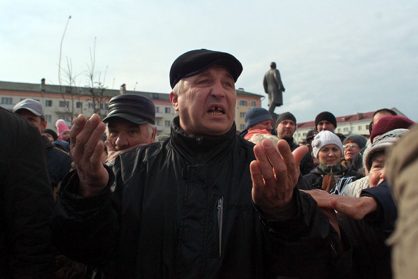 Возмущенный оршанец перечисляет разваленные предприятия города во время митинга на площади Ленина в Орше. фото Сергея Серебро