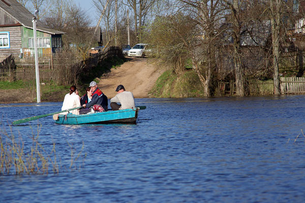 Паводок, жители деревни переправляются через реку Улла на лодке, 2012 год. Фото Сергея Серебро