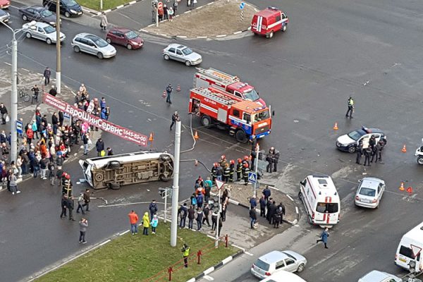 В Витебске из-за столкновения с патрульным автомобилем перевернулась маршрутка. Фото Татьяны Петровой / vk.com/vitebsk_news