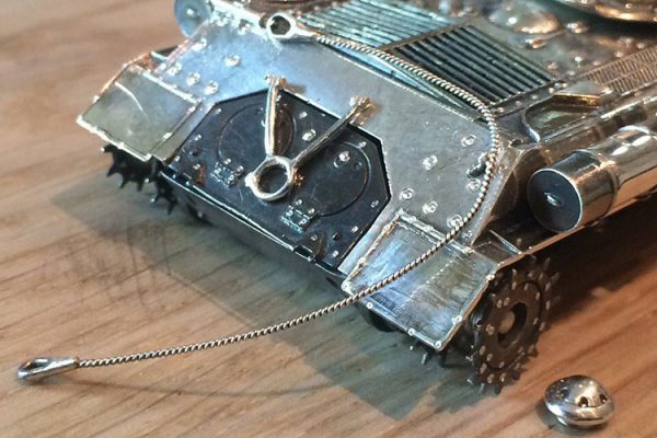 Ювелир из Витебска создал копию тяжелого танка ИС-2 из серебра. Фото  Андрея Жизневского