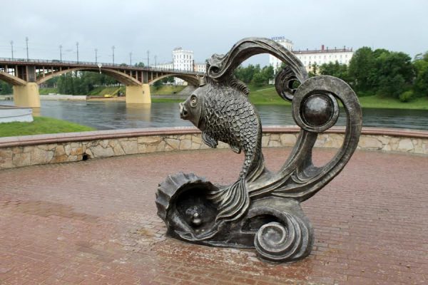 Скульптуры старика Хоттабыча и Золотой Рыбки в Витебске. Фото Юрия Шепелева