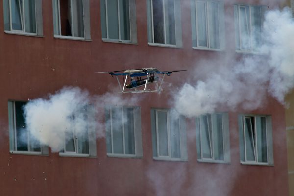Ударный квадрокоптер «1400» атакует засевших в здании террористов. Фото Сергея Серебро