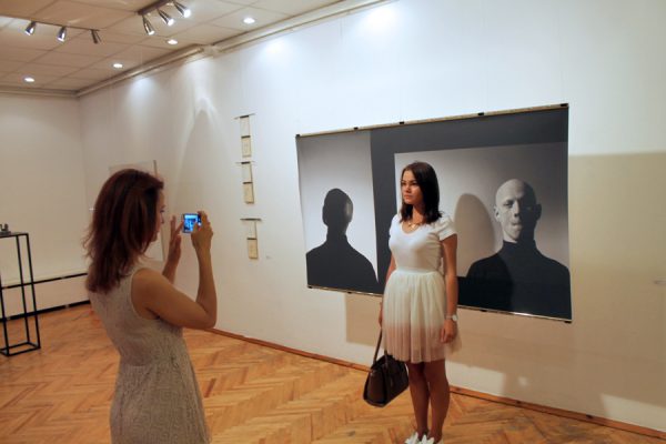 В Витебском центре современного искусства открылась международная выставка «Угол зрения. Портрет». Фото Юрия Шепелева
