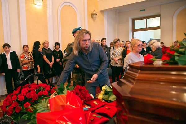 К гробу Родиона Басса возлагает цветы Петр Елфимов. Фото Сергея Серебро