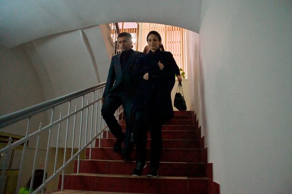 Ольга Степанова с мужем уходят из суда после освобождения. Фото Сергея Серебро