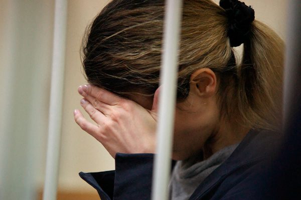 Ольга Степанова слушает приговор. Фото Сергея Серебро