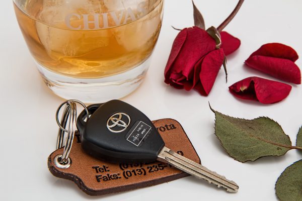 Алкоголь, ключи, автомобиль, спиртное. Фото pixabay.com