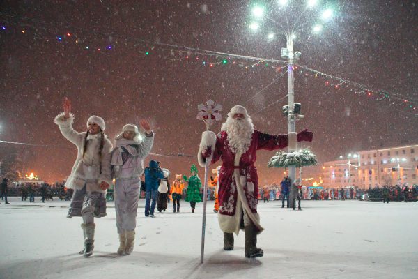 Парад Дедов Морозов в Витебске. Фото Сергея Серебро