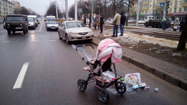 28 декабря в Витебске на Московском проспекте в районе магазина «Сузор’е» 45-летний местный житель на «Acura TSX» совершил наезд на женщину с двумя детьми. Фото из социальных сетей