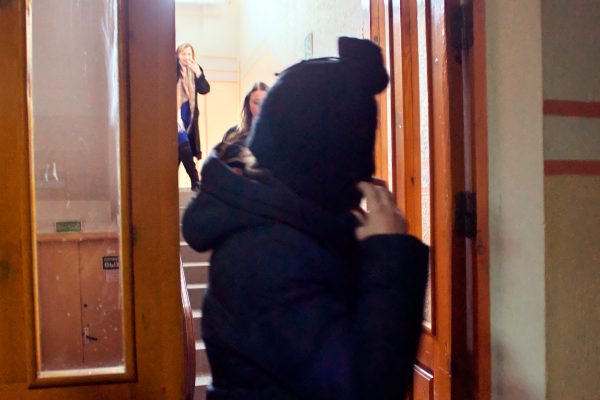 Подсудимая Марина Крицкая, которую обвиняют в жестоком убийстве собаки, прячет от журналистов лицо под шапкой. Фото Сергея Серебро
