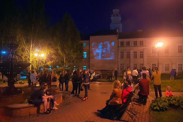 Демонстрация немого кино на стене городской ратуши в Витебске. Фото Сергея Серебро