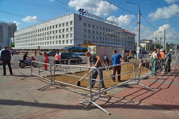 В Витебске начался ремонт тротуара над подземным переходом к Летнему амфитеатру. Фото Сергея Серебро