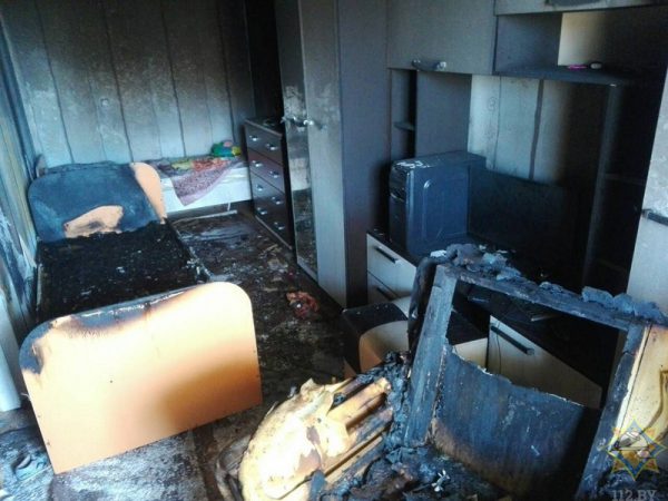 На пожаре в Городке спасли двух маленьких детей, возможно квартира загорелась из-за шалости с огнем. Фото МЧС
