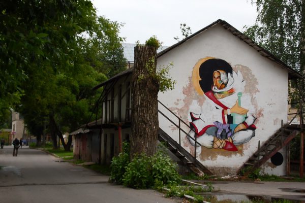 Еще одно граффити создается в Витебске — «Абаронца сноў». Фото Юрия Шепелева