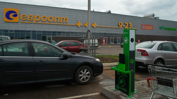 Зарядная станция для электромобилей в Витебске на автостоянке в микрорайоне Билево. Фото Сергея Серебро