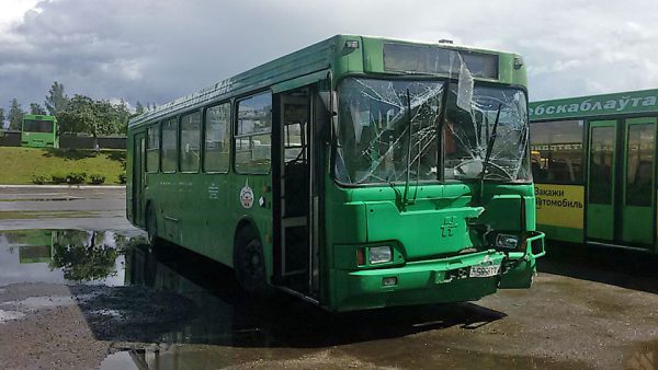 На День независимости в Витебск автобус сбил столб на мосту. Фото из соцсетей