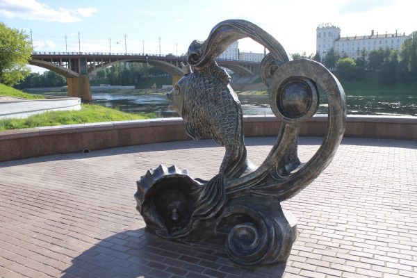 Вандалы повредили в Витебске скульптуру золотой рыбки — из ее пасти вырвали ключ с названием города. Фото Юрия Шепелева