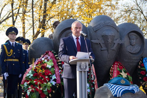 В парке Победителей в Витебске открыли памятник десантникам. Фото Игоря Матвеева