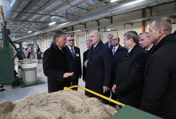 Александр Лукашенко во время посещения Оршанского льнокомбината, 30 ноября 2018 года. Фото president.gov.by