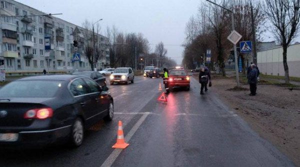 На улице Гагарина в Витебске легковушка сбила женщину, у нее сломан позвоночник. Фото ГАИ