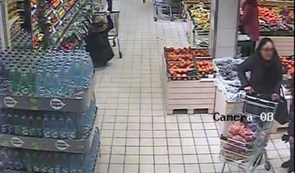 В Витебске девушка пыталась укатить из супермаркета тележку с продуктами на 200 евро, но это заметил охранник. Скриншот с камер видеонаблюдения